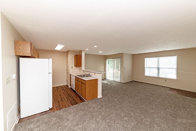 Spacious living room with carpet - Saddlebrook