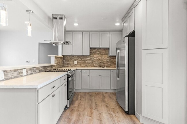 Building Photo - Freshly Remodeled 4 Bedroom Duplex Unit Lo...