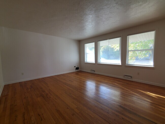 Building Photo - 260 W 19th St