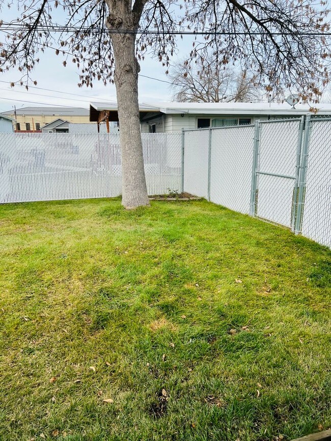 Building Photo - 2 Bed - 1 Bath - Attached Garage