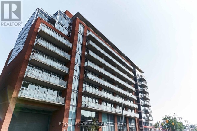Photo du bâtiment - 354-354 Gladstone Ave