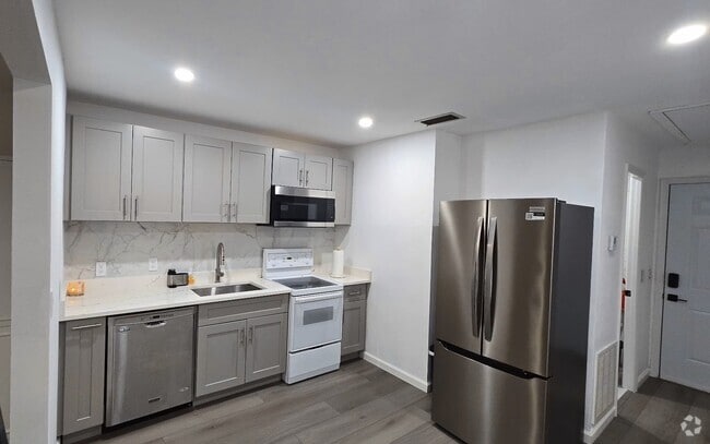 Building Photo - 4513 S Oak Dr