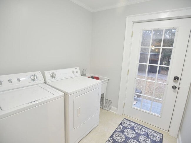 Building Photo - Charming 2BR/1BA Home in West Ashley – W/D...