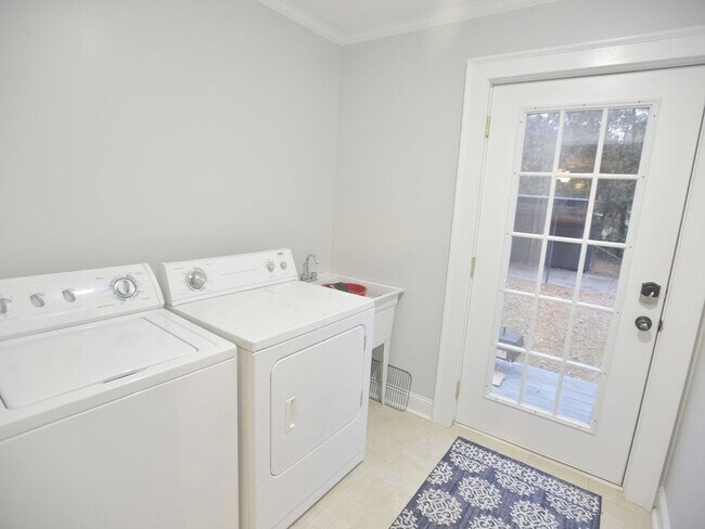 Foto del edificio - Charming 2BR/1BA Home in West Ashley – W/D...