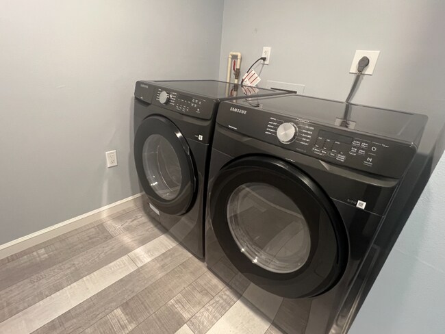 Foto del edificio - 2688 Pine Ridge Way N