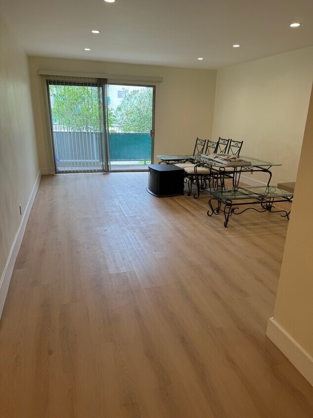 Foto principal - 5460 White Oak Ave