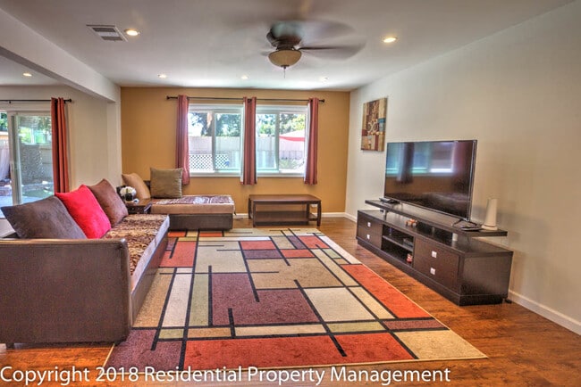 Building Photo - Updated 3 Bed / 2 Bath Home on Corner Lot