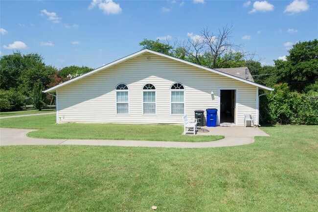 Building Photo - 5209 Bluebonnet Dr