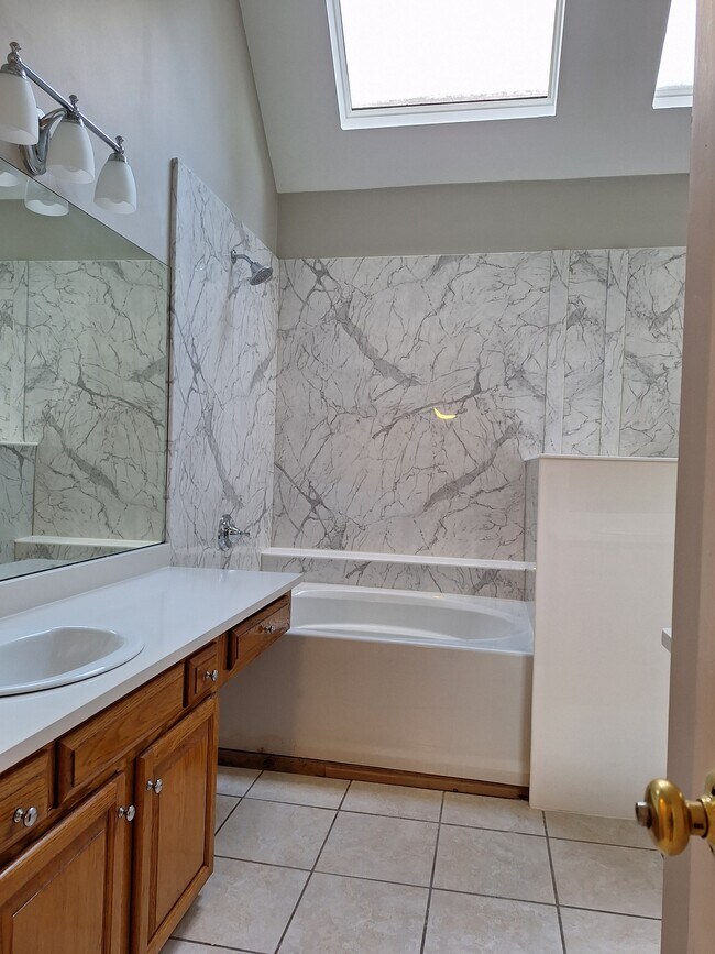 Building Photo - 3860 Brookview Pt