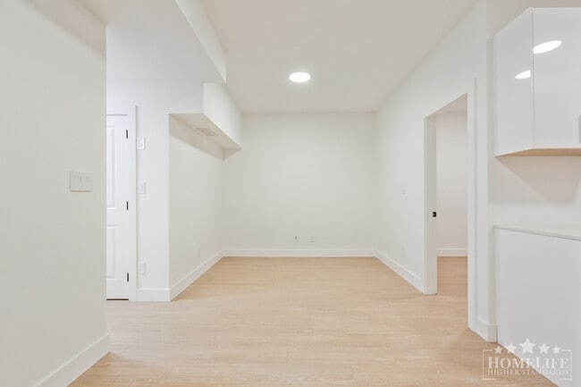 Building Photo - Modern 2-Bedroom Basement Suite on 16th Av...