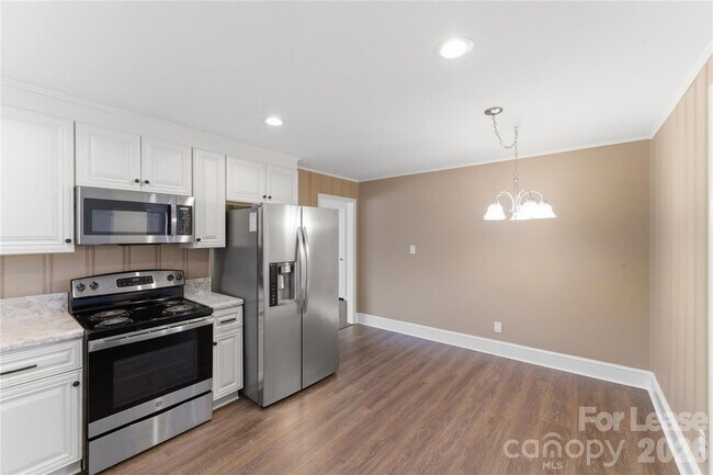 Foto del edificio - 4000 Fieldcrest Rd