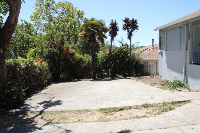 Building Photo - New New New!  3 Bedroom, 1 1/2 Bathroom Ho...