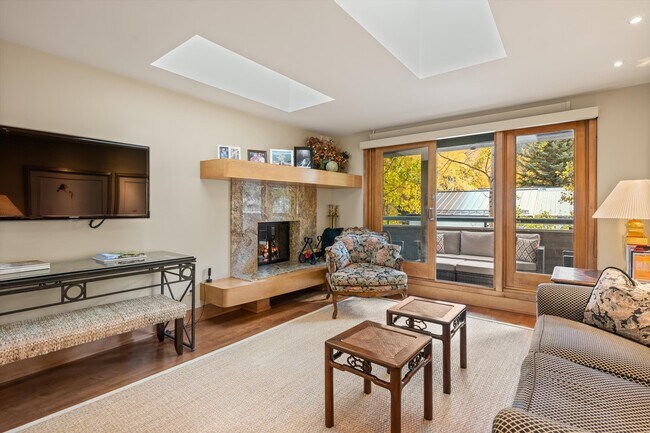 Building Photo - 1020 E Hopkins Ave