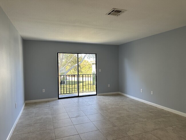 Foto del edificio - Second floor unit with screened balcony