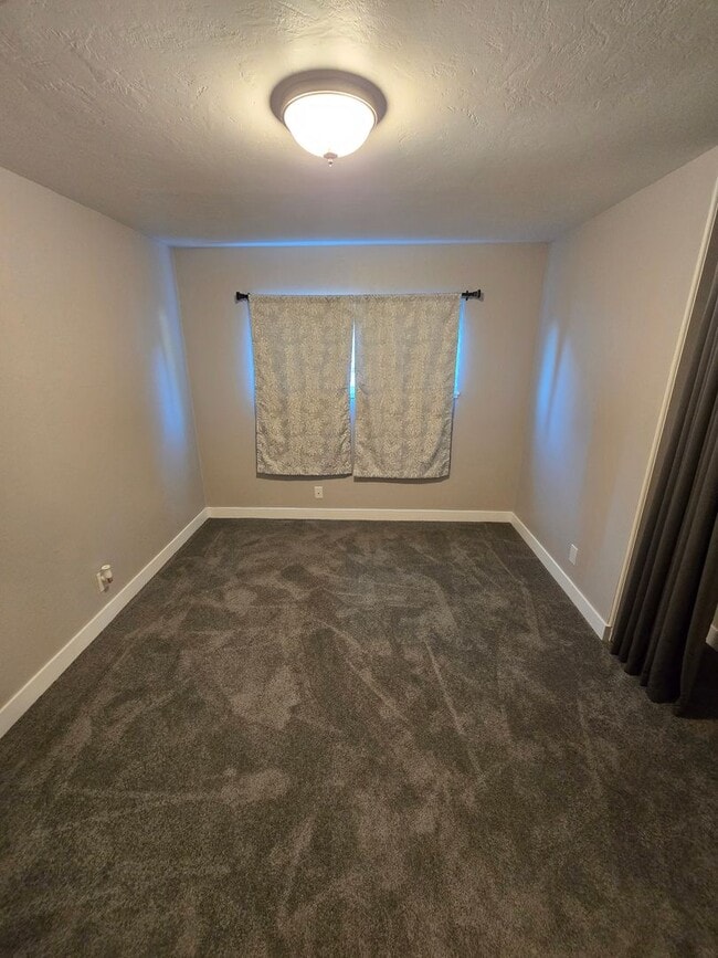 Foto del edificio - Remodeled Single Story Home Nestled in El ...