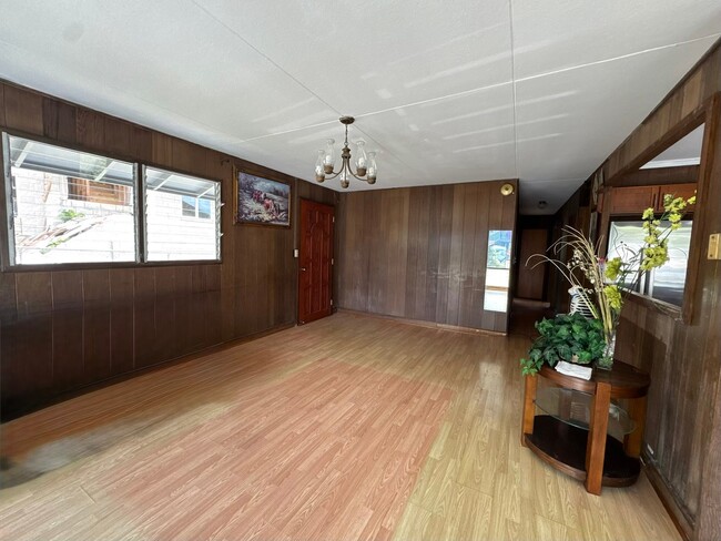 Building Photo - 1581 Pahulu St