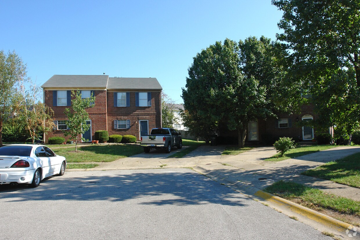 Building Photo - 2811-2815 Point Ct