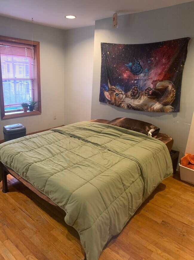 Back bedroom - 75 Saint James Pl