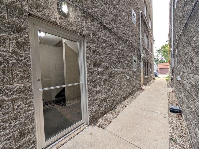 Building Photo - 2451 W Harrison St