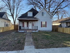 Building Photo - 930 W Poplar St