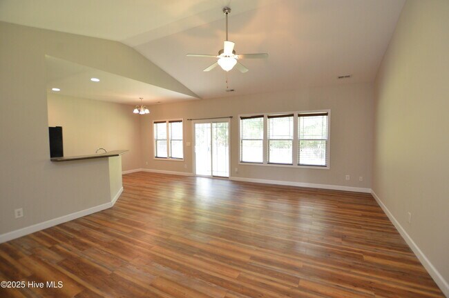 Foto del edificio - 222 Lakeside Dr