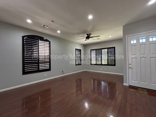 Building Photo - 774 E Maria Ln