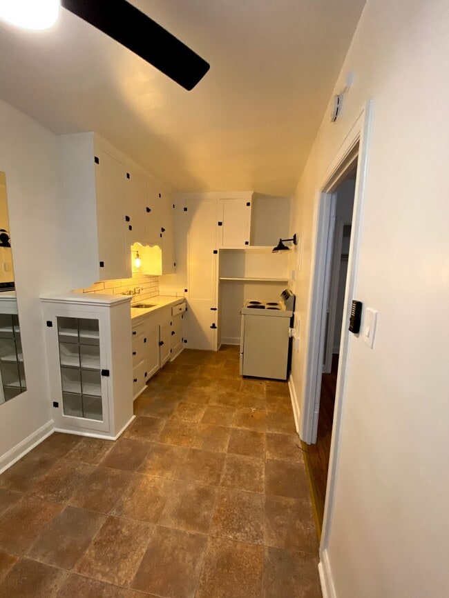 Building Photo - Apartment in the Avenues!