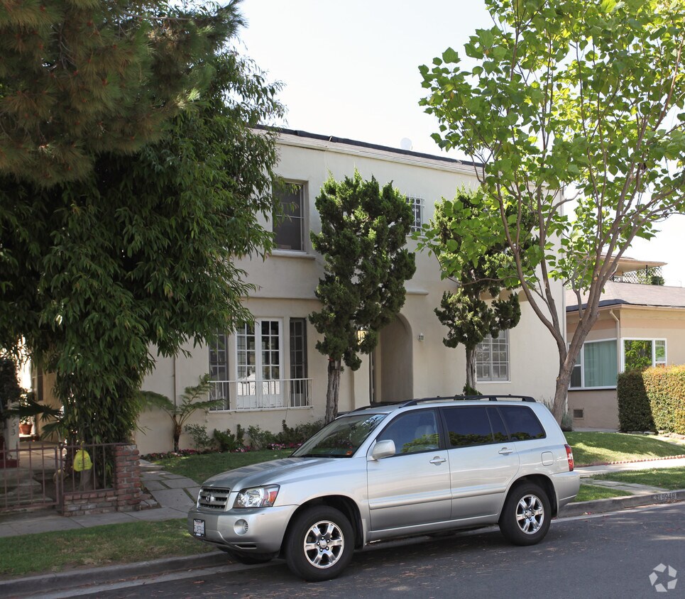 Building Photo - 9949 Young Dr