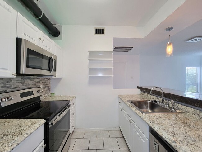 Foto del edificio - Spacious one of a kind 2 bedroom 2 bath condo in excellent condition. Entire condo has been paint...