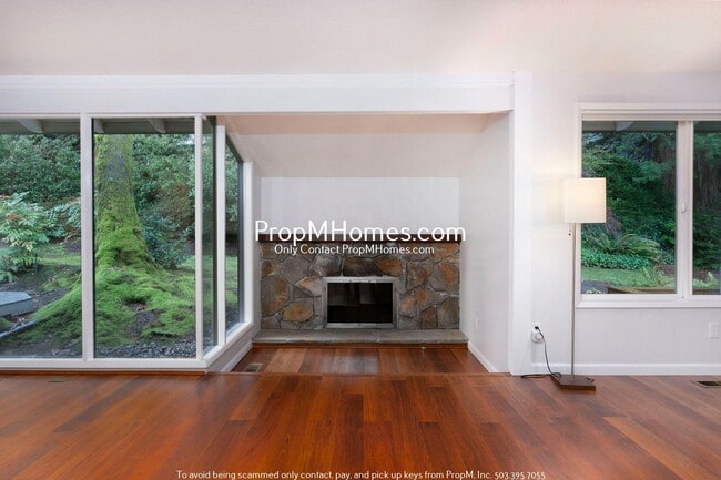 Foto del edificio - Updated Three Bedroom Gem in Lake Oswego!