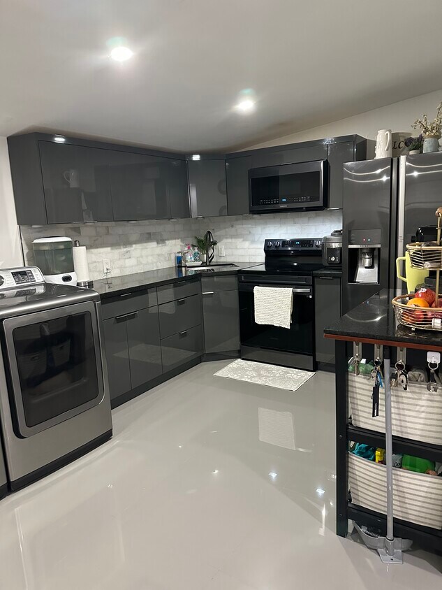 Foto principal - 1212 E River Dr