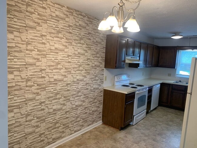 Building Photo - Townhome with new carpet for rent in the m...