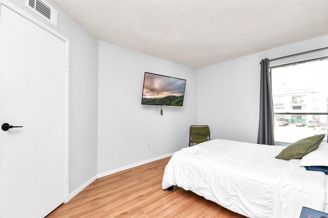 Building Photo - 2816 S Bartell Dr