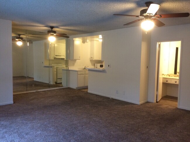 Building Photo - 12558 Moorpark St