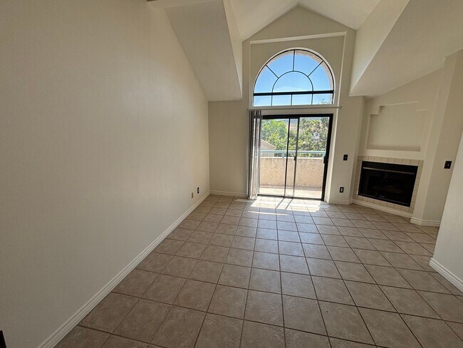 Foto del edificio - 2 Bedroom + Loft Condo for Rent in Canyon Country!