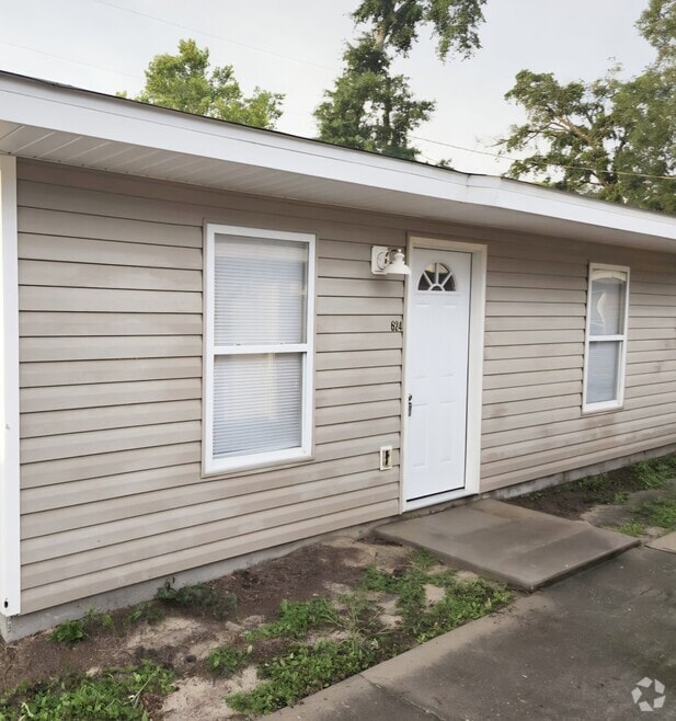 Building Photo - 624 College Ave
