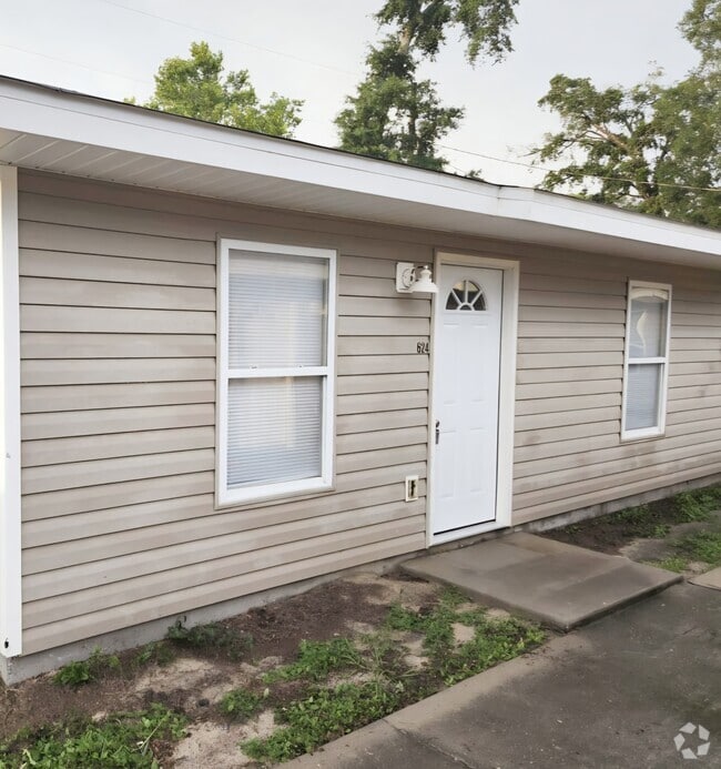 Building Photo - 624 College Ave