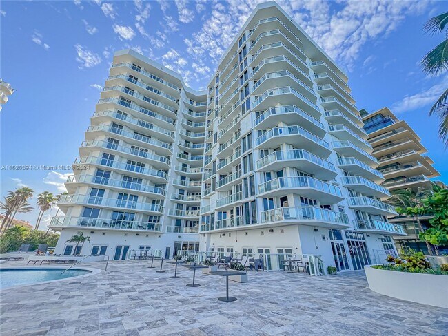 Foto del edificio - 8925 Collins Ave