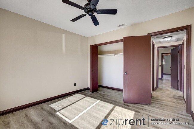 Building Photo - 3215 Blanchard St
