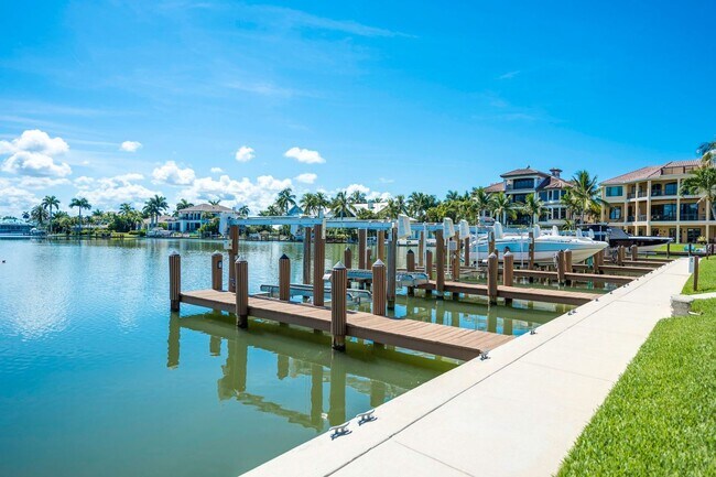 Building Photo - Beautiful Condo Steps to the Beach!