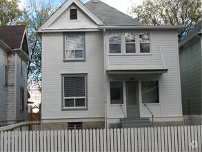 Building Photo - 257-257 Balmoral St