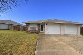 Building Photo - 409 NW Woodbury Dr