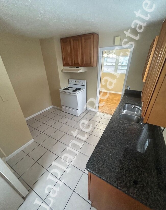 Building Photo - Charming 3-bedroom in North Toledo, on the west side of I-75