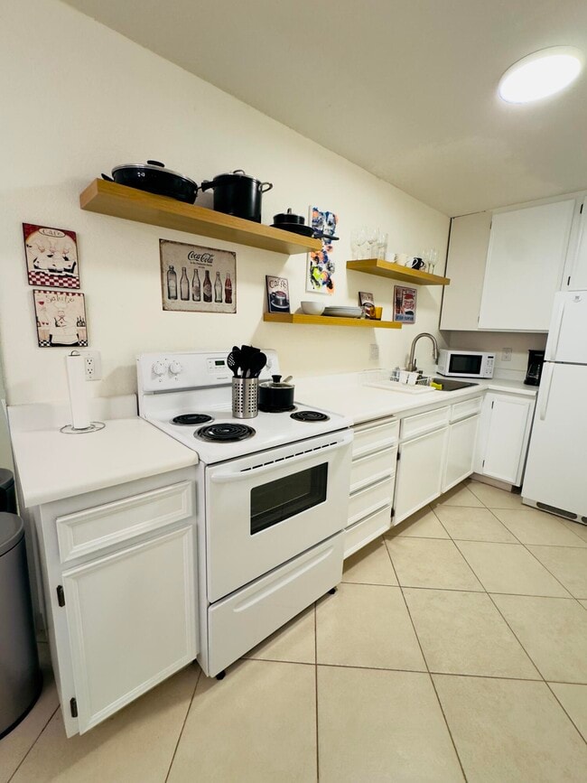 Building Photo - 2801 Los Felices Cir E