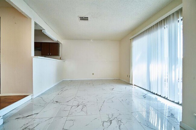 Foto del edificio - 8622 Dairy View Ln