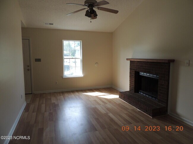 Foto del edificio - 121 Creekview Dr