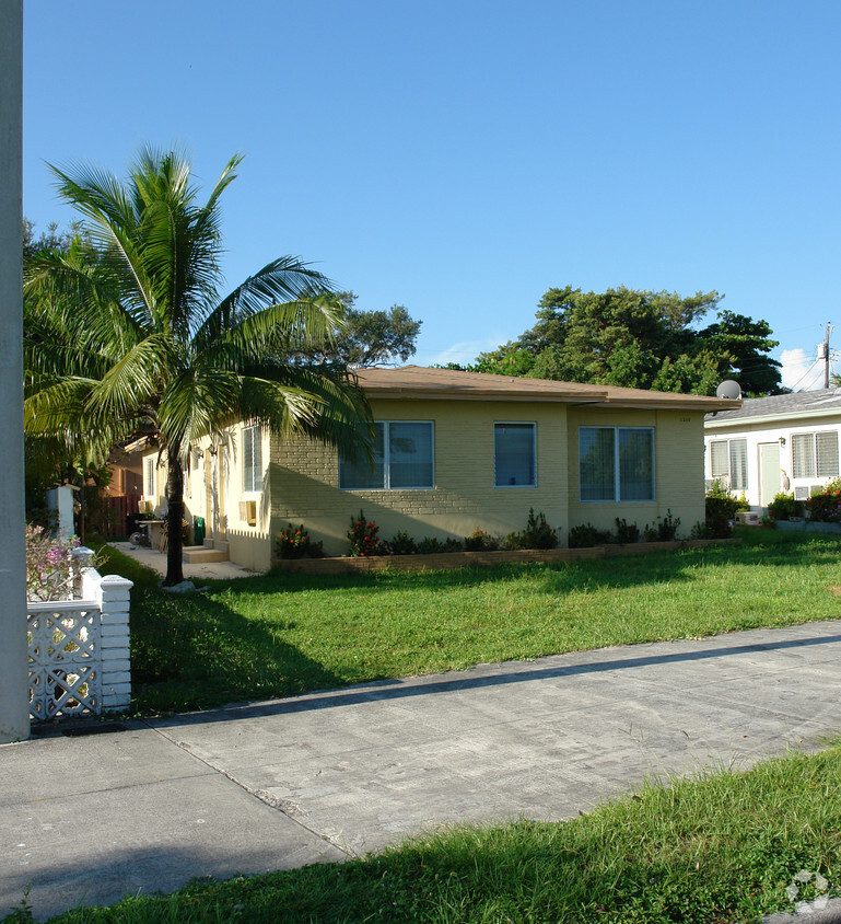 Foto del edificio - 2250-2260 NE 172nd St