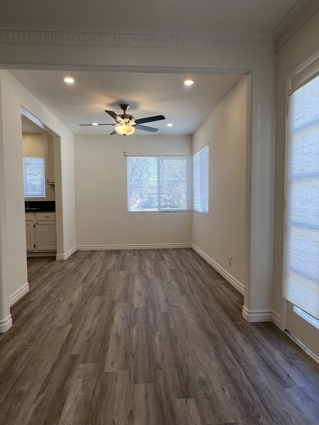 Dining area - 4601 Fulton Ave