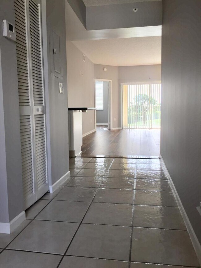 Building Photo - 2040 Greenview Shores Blvd