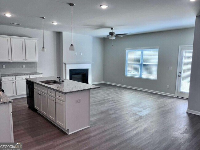 Building Photo - 2557 Swan Lake Dr SW